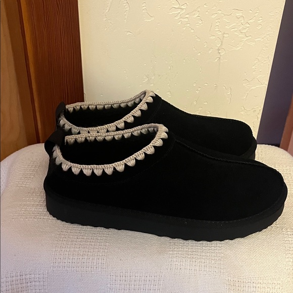 Black Slippers - Picture 5 of 10